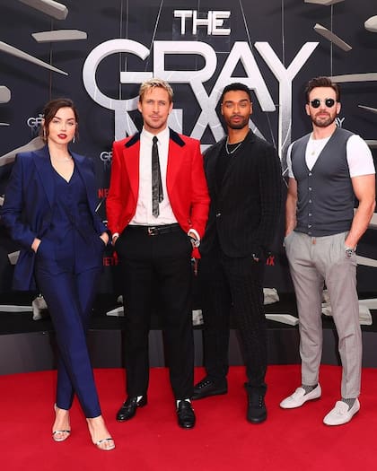 Ana de Armas y el resto del elenco de The Grey Man
