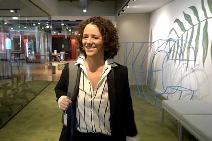 Ana Di Matteo ingresando a las oficinas de Kimberly Clark.