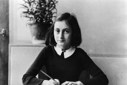 Ana Frank, haciendo los deberes a los 12 años, en 1941