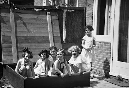 Ana Frank, segunda desde la izquierda, con algunas de sus amigas en los Países Bajos (Crédito: Anne Frank Stichting)