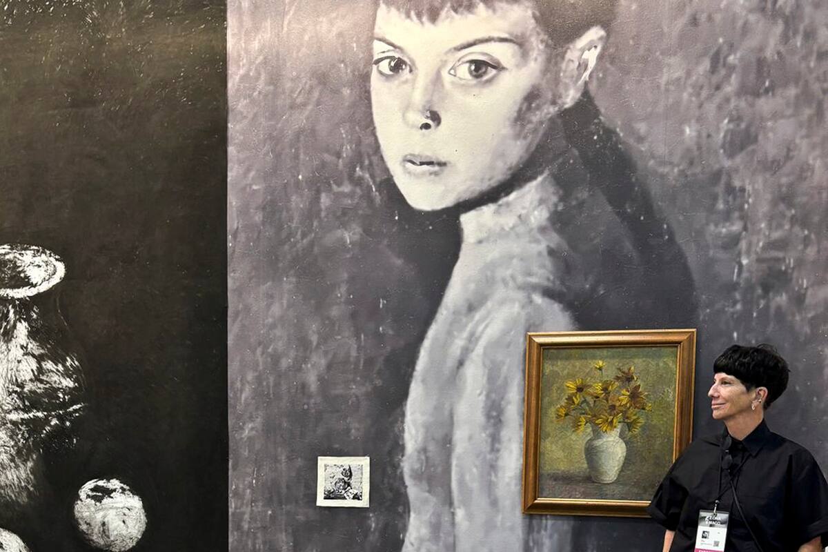 Ana Gallardo restaura retratos y naturalezas muertas realizados por Carmen Gómez Raba, su madre