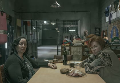 Ana Garibaldi y Cecilia Rossetto en una escena de En el barro