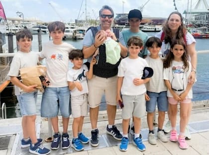 Ana Iglesias y Jesús García junto algunos de sus hijos (Foto: Instagram/@unalocuradefamilia)
