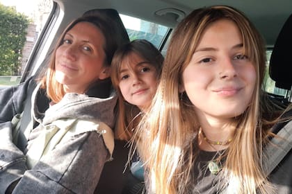 Ana, junto a sus dos hijas.