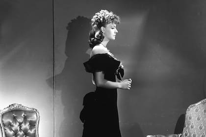 Hay narraciones indestructibles, que ya hicieron un largo camino en la literatura: a ningún contemporáneo de Greta Garbo se le hubiera ocurrido que su Ana Karenina (1935) pudiera postergar la lectura del clásico de Tolstoi