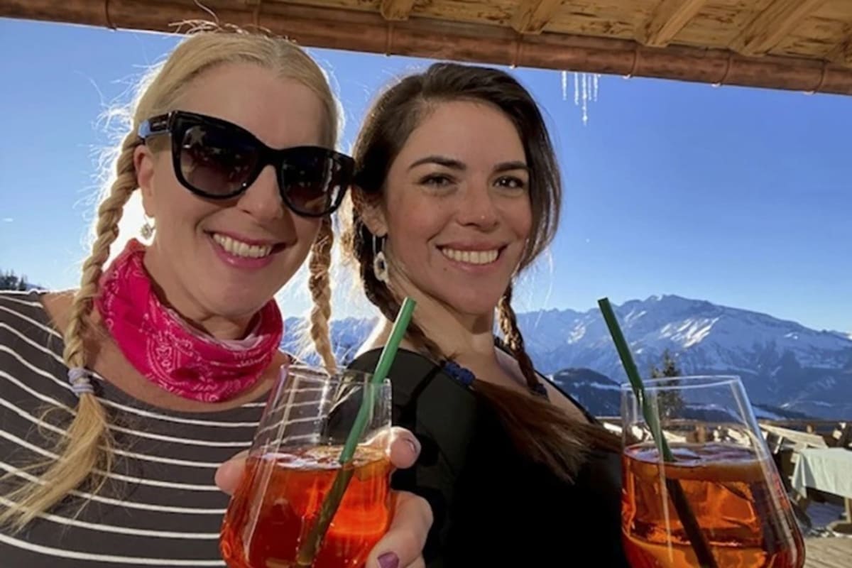 Ana Knezevich, de nacionalidad estadounidense y de origen colombiano (derecha), junto a su amiga Sanna Rameau (izquierda), que denunció su desaparición