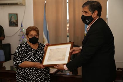 Ana, la hermana mayor de Diego Maradona, recibe del intendente de Esquina las partidas de nacimiento de sus padres, nacidos en esa ciudad correntina, al igual que ella