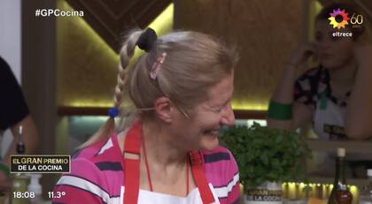 Ana, la participante del equipo rojo, con vergüenza luego de que la conductora le pidiera silencio.