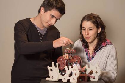 Ana Laura Cantera (35) y Demián Ferrari (30) inventaron un robot capaz de detectar ambientes contaminados.