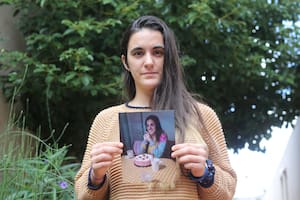 Ana Laura González, con la imagen de su amiga Emma Córdoba