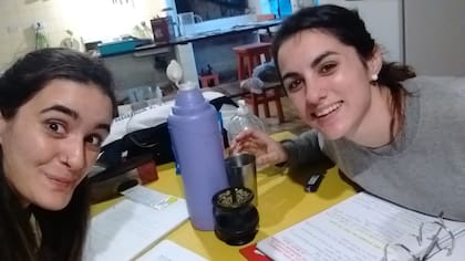 Ana Laura González (izquierda) y Emma Córdoba, su amiga que fue asesinada hace cuatro años por un vecino que las atacó, las violó y quemó la casa para intentar no dejar rastros de su crimen