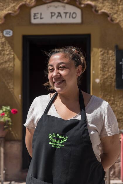 Ana Laura Ponce al frente de su cálido reducto en Tilcara, donde recrea las recetas heredadas de su abuela con toques gourmet.