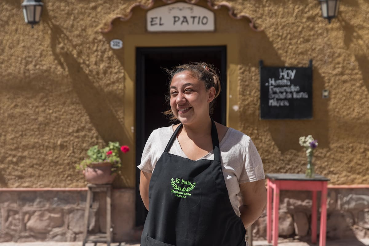 Ana Laura Ponce al frente de su cálido reducto en Tilcara, donde recrea las recetas heredadas de su abuela con toques gourmet.
