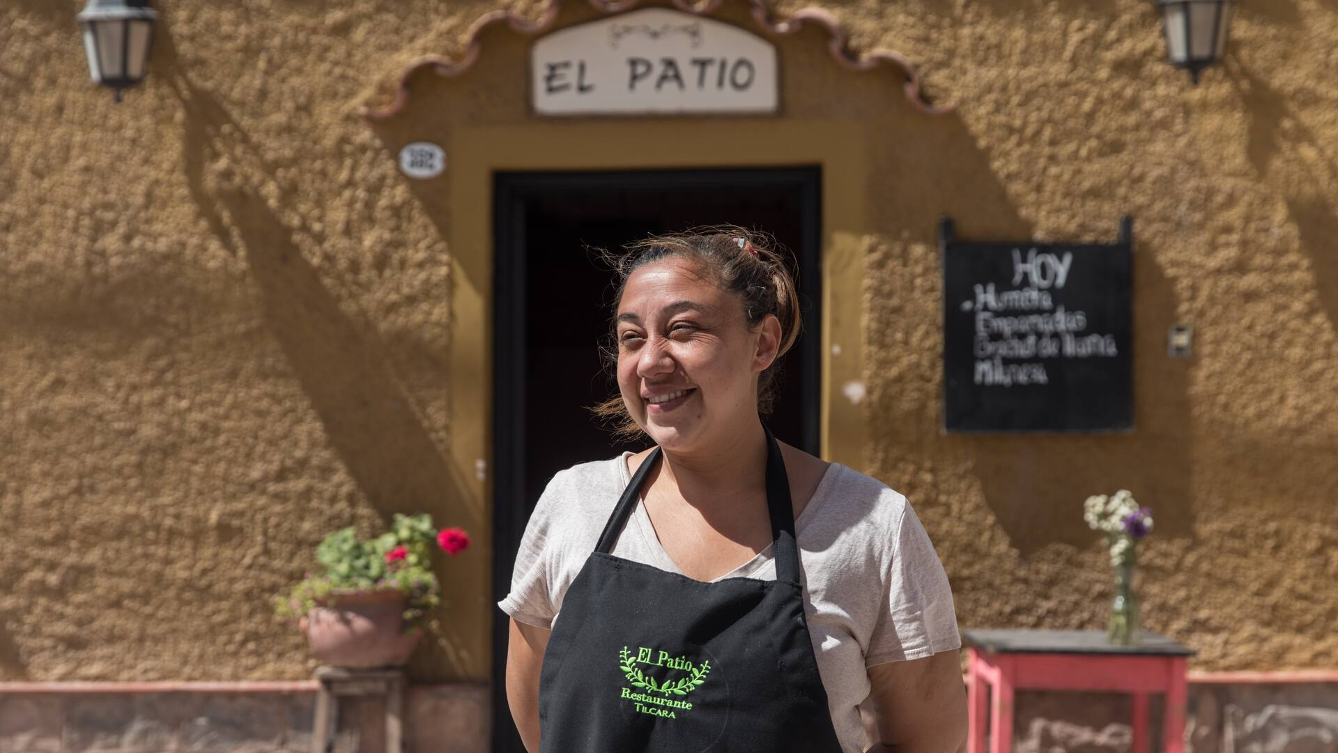 Ana Laura Ponce al frente de su cálido reducto en Tilcara, donde recrea las recetas heredadas de su abuela con toques gourmet.