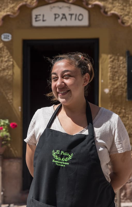 Ana Laura Ponce al frente de su cálido reducto en Tilcara, donde recrea las recetas heredadas de su abuela con toques gourmet.