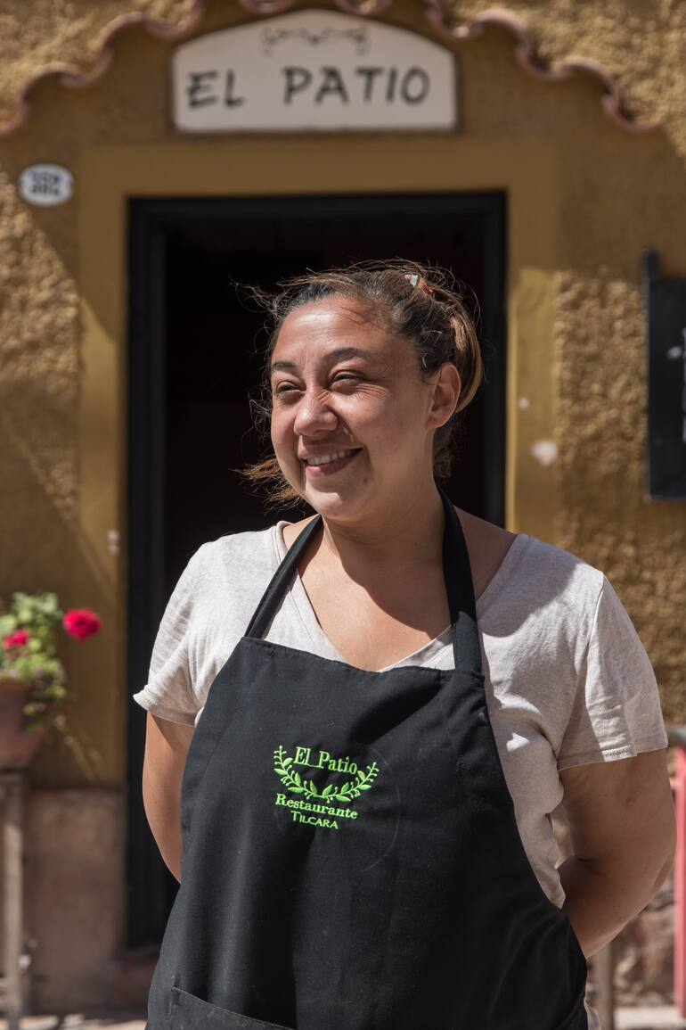 Ana Laura Ponce al frente de su cálido reducto en Tilcara, donde recrea las recetas heredadas de su abuela con toques gourmet.