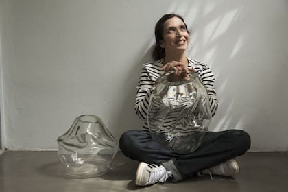 Ana Manghi, artista de objetos de vidrio soplado