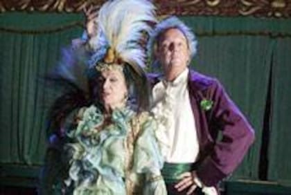 Ana María Campoy y Pepe Cibrián Campoy en La importancia de llamarse Wilde, la obra que estrenaron en 2004 y que ahora el autor repone en el Teatro Regina con el nombre de Wilde, un hombre, en homenaje a su madre