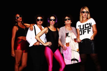 Ana María Castel junto a Melina Milone, Josefina Pittelli,
Mariela Asensio y Paola Luttini en la obra Vivan las feas, de 2014
