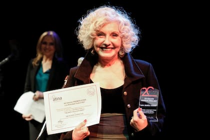 Ana María Cores obtuvo una ovación al recibir su Premio Especial AATINA por su trabajo en Mi don imaginario