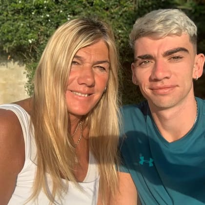 Ana María junto a su hijo Mauro, quien siguió sus pasos en el deporte: integra la selección argentina de beach voley