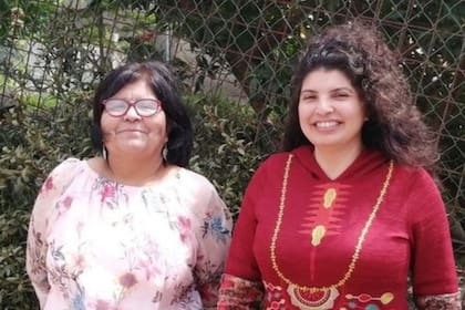 Ana María Nieto (izq.) y Paola Pimentel se sienten emocionadas de que la gente conozca más sobre las momias de la cultura chinchorro