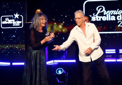 Ana María Picchio y Gerardo Romano recibiendo uno de los tres Premios Estrella de Mar por El secreto