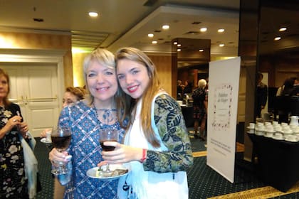 Ana María Swistara, futura narradora con su hija, futura auxiliar de abordo, con quienes tuve una linda charla en la presentación de Palabra de mujer