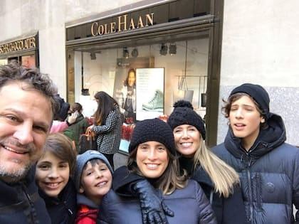 Ana Martini y Manuel de Abelleyra junto a sus hijos: Dimas, Tobías, Inés y Lucas