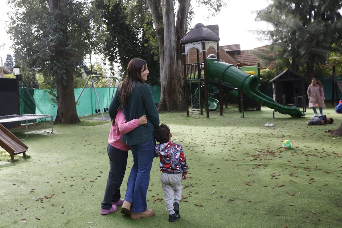 Ana Miguens colabora en un hogar de niños realizando diversas tareas