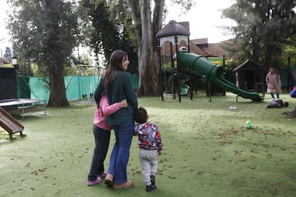 Ana Miguens colabora en un hogar de niños realizando diversas tareas