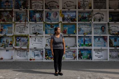 Ana Morales ante la tumba de su hijo Miguel, asesinado durante un motín en prisión, en Guayaquil, Ecuador, el 30 de mayo de 2023.