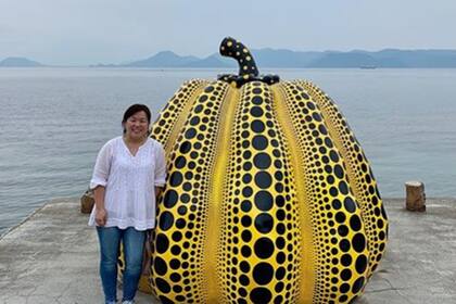 Ana nació en Corrientes y es descendiente de japoneses, en la foto en la isla de Naoshima junto a la calabaza de la artista Yayoi Kusama