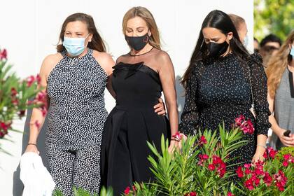 Ana Obregón, junto a una de sus hermanas y la novia de su hijo