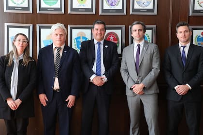 Ana Parente, secretaria instructora de Conductas Anticompetitivas; Marcelo D’amore, vocal; Eduardo Montamat, presidente; Lucas Trevisani Vespa, vocal; y Germán Zamorano, secretario de Concentraciones Económicas