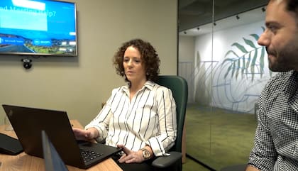 Ana, participante del programa "Working Mom´s" de Kimberly Clark, en reuniones.
