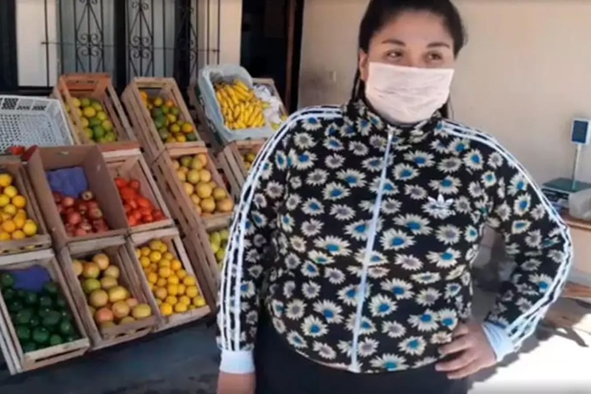 Ana Paula Aguirre, la jovend e 19 años que cobró el Ingreso Familia de Emergencia (IFE) y abrió una verdulería en la puerta de su casa