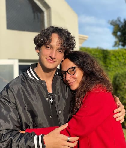 Ana Paula Dutil junto a su hijo Bautista, quien se fue a vivir con Emanuel Ortega (Foto: Instagram @batuortega)