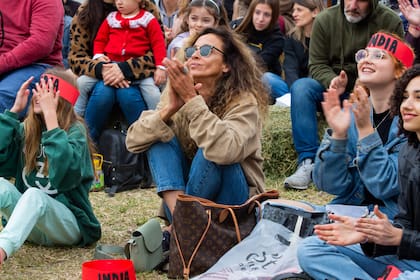 Ana Paula Dutil, muy atenta al show de su hija.