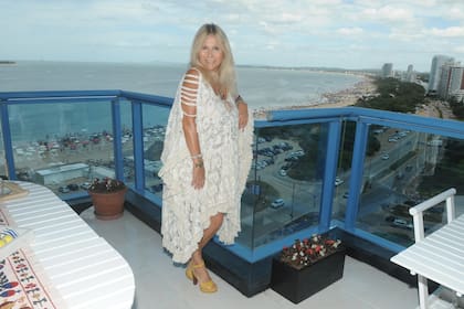 Ana Rosenfeld en su departamento de Punta del Este