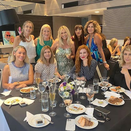 Ana Rosenfeld festejó su cumpleaños en el sun del edificio de Palermo donde vive actualmente. Entre algunas famosas estuvieron Nacha Guevara, Celia Cuccittini y Rocío Oliva
