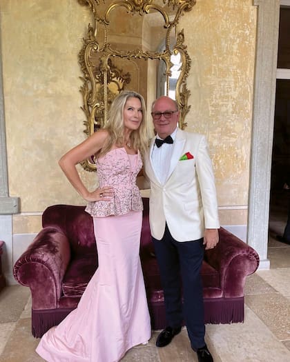 Ana Rusconi (con un Oscar de la Renta vintage) y el empresario del café Martín Cabrales, de impecable saco blanco, estuvieron entre los invitados.