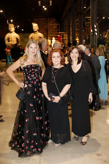 Ana Rusconi, Teresa González Fernández y Adriana Luján Vaccaro, subdirectora ejecutiva de ALPI. A la hora de tomar la palabra, Teresa recordó su propio caso, el que la acercó a ALPI por primera vez tras sufrir de poliomielitis. "Recuerdo cuando finalmente me pude volver a parar, fue un momento muy emotivo de mi rehabilitación", comentó la presidenta. "El trato fue tal, tan bueno, tan humano, que mi vínculo con la asociación nunca terminó", concluyó.