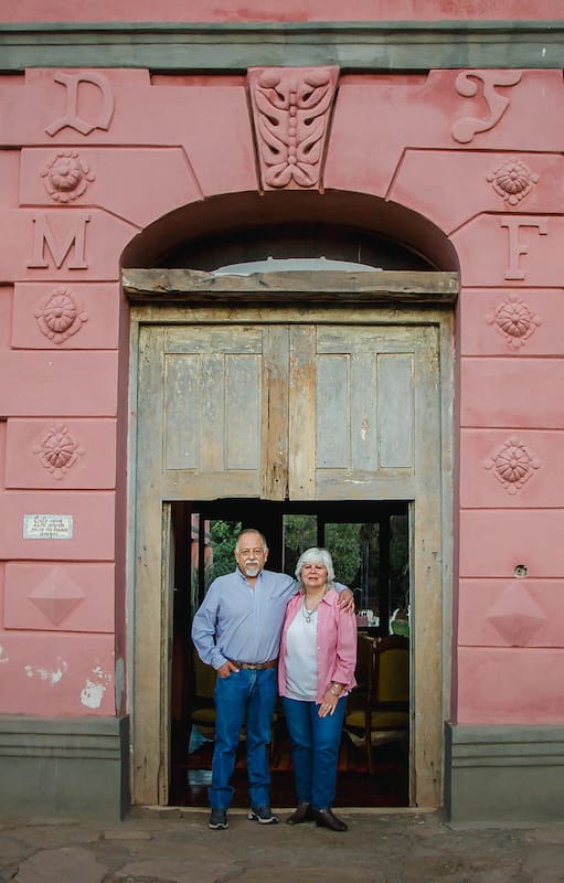 Ana Saris y Horacio Saldaña frente a su hostería Finca La Sala