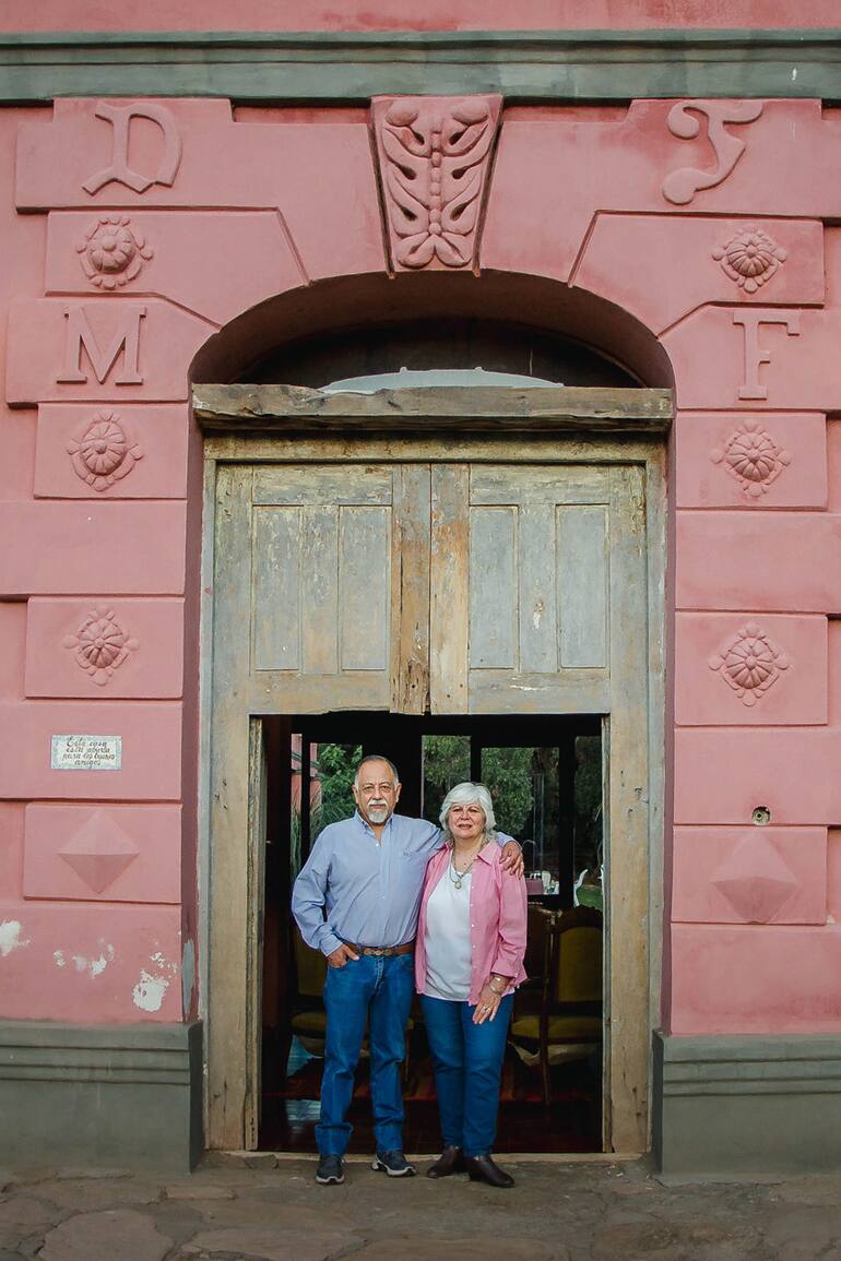 Ana Saris y Horacio Saldaña frente a su hostería Finca La Sala