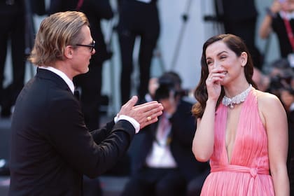Ana siendo aplaudida por Brad Pitt, productor de Blonde, en la alfombra roja del Festival de Venecia.