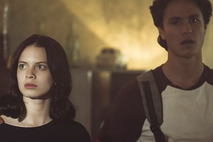 Ana Valeria Becerril y Michael Ronda como sus personajes Sofía y Javier