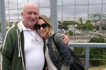 Ana Wajszczuk y su papá en la terraza del Museo del Levantamiento de Varsovia