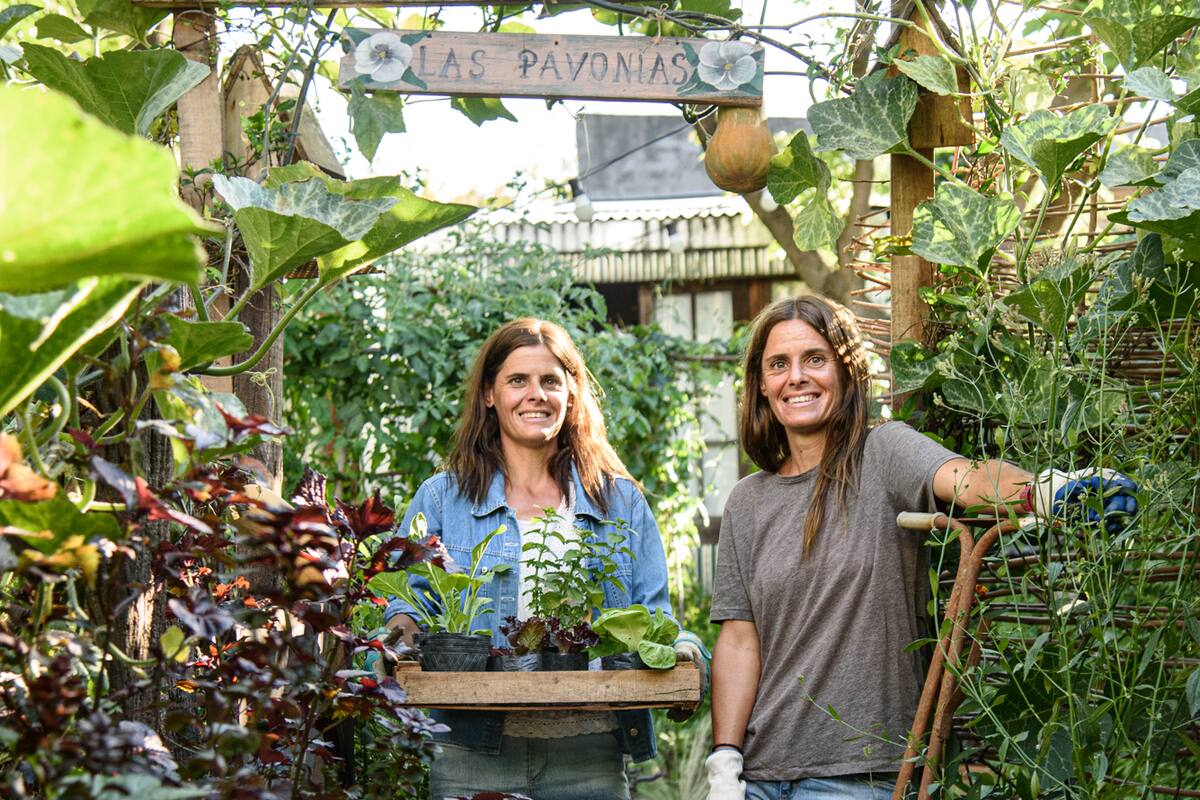 Ana y Delina Pavón en su huerta
