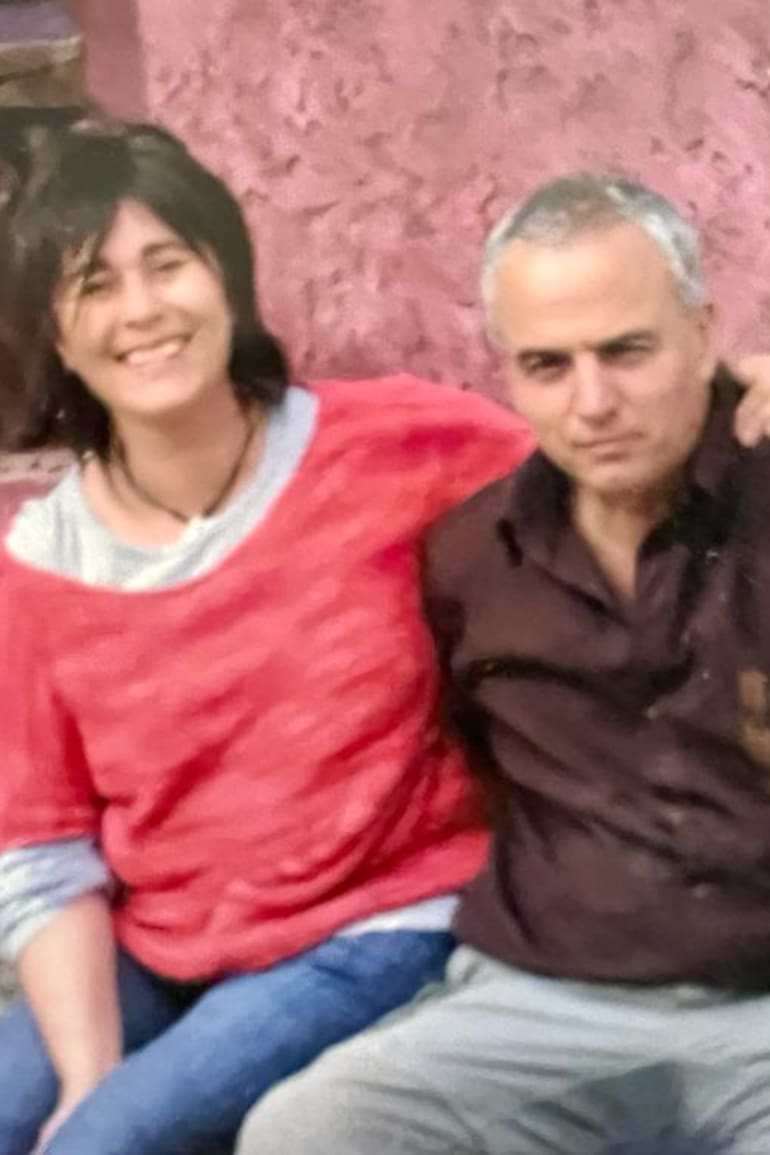 Ana y Gregorio se conocieron en un trabajo, fueron pareja años después y terminaron mudándose en familia a Traslasierra.